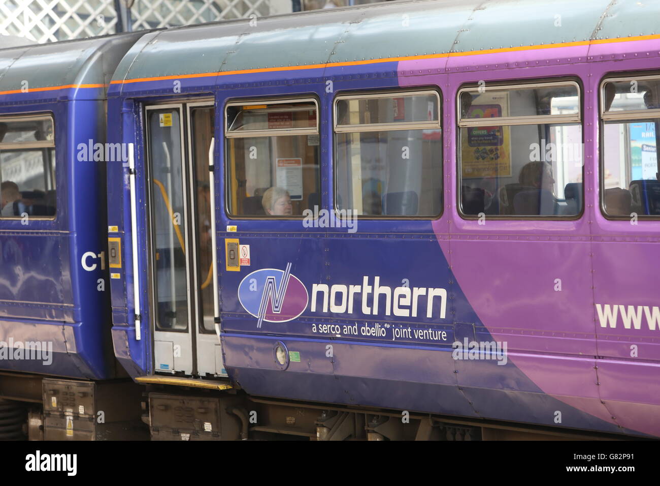 Eisenbahnbestand. Ein Nordzug am Bahnhof Newcastle. Der Dienst ist ein Joint Venture zwischen Serco und Abellio. Stockfoto