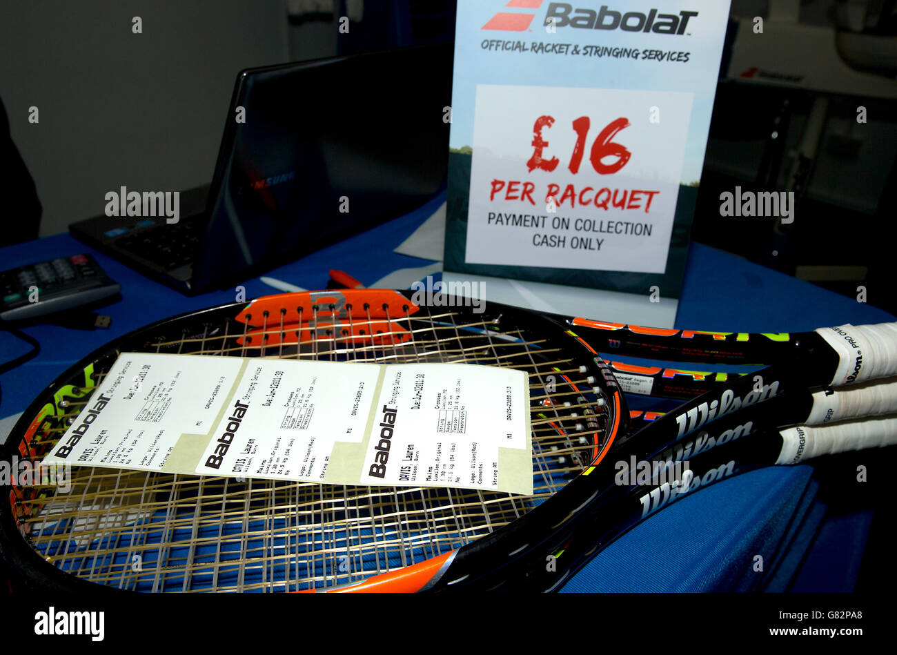 Tennis - 2015 Aegon Open Nottingham - Tag Fünf - Nottingham Tennis Center. Ein Haufen neu aufgereihter Tennisschläger im Stringer-Raum Stockfoto