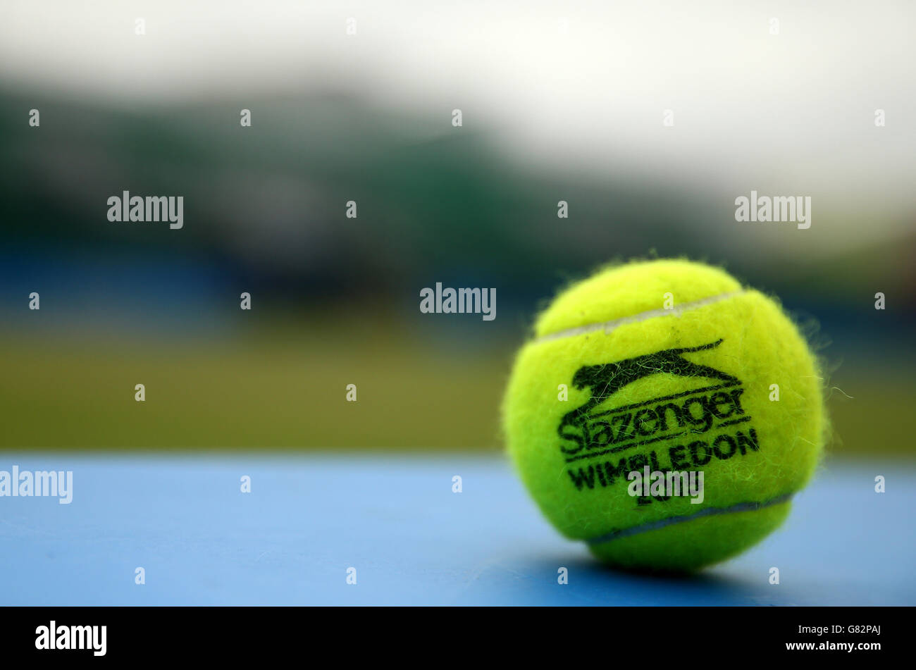 Eine allgemeine Ansicht eines 2015 Wimbledon Branded Slazenger Tennis Ball Stockfoto