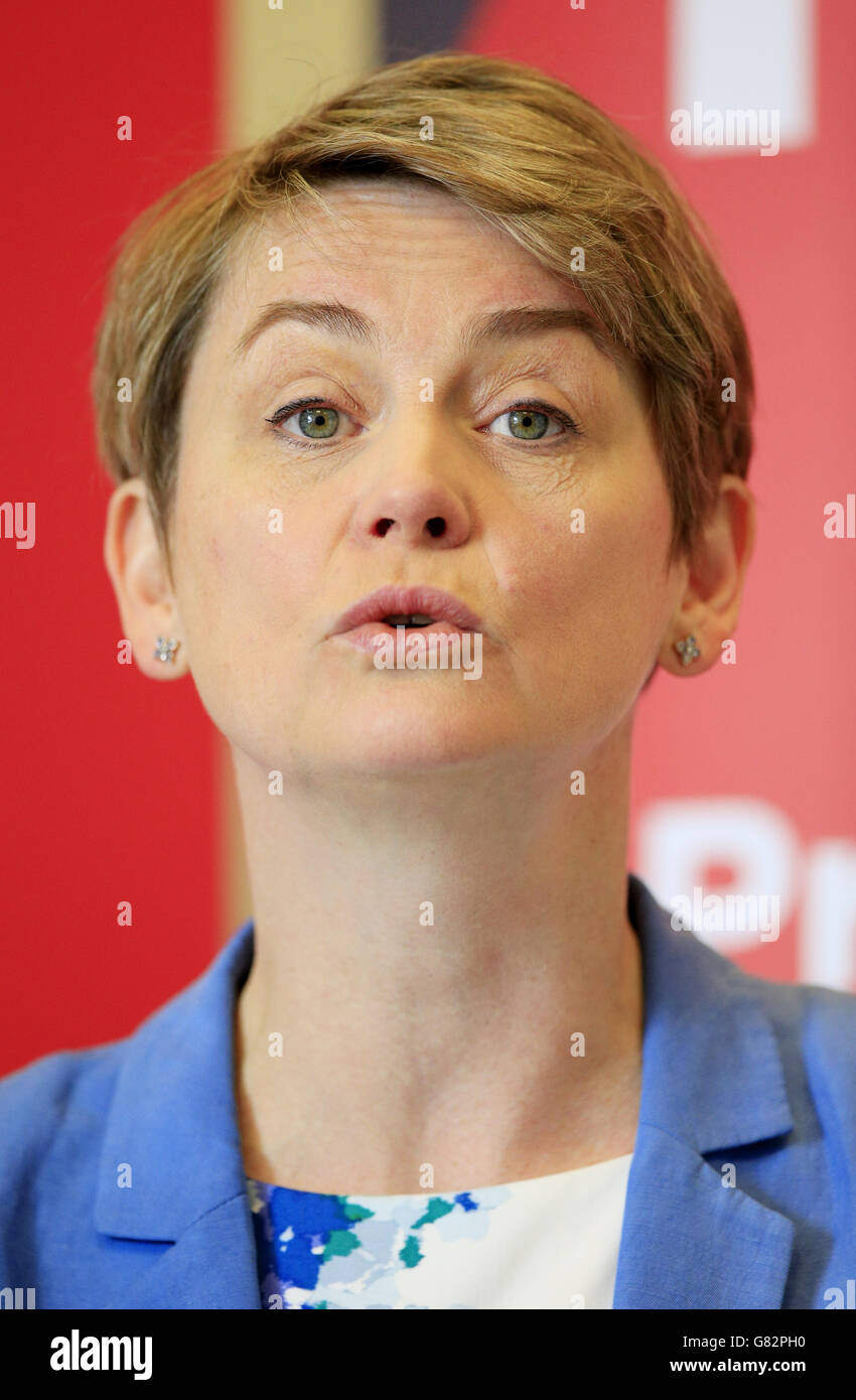 Yvette Cooper hält eine Rede zur Unterstützung ihrer Führungskampagne der Labour Party im 10 Greycoat Place, London, da die endgültige Besetzung der Kandidaten bei den Labour-Führungswahlen klar werden wird, wenn die Nominierungen für den Wettbewerb um die Nachfolge von Ed Miliband an der Spitze der Opposition enden. Stockfoto