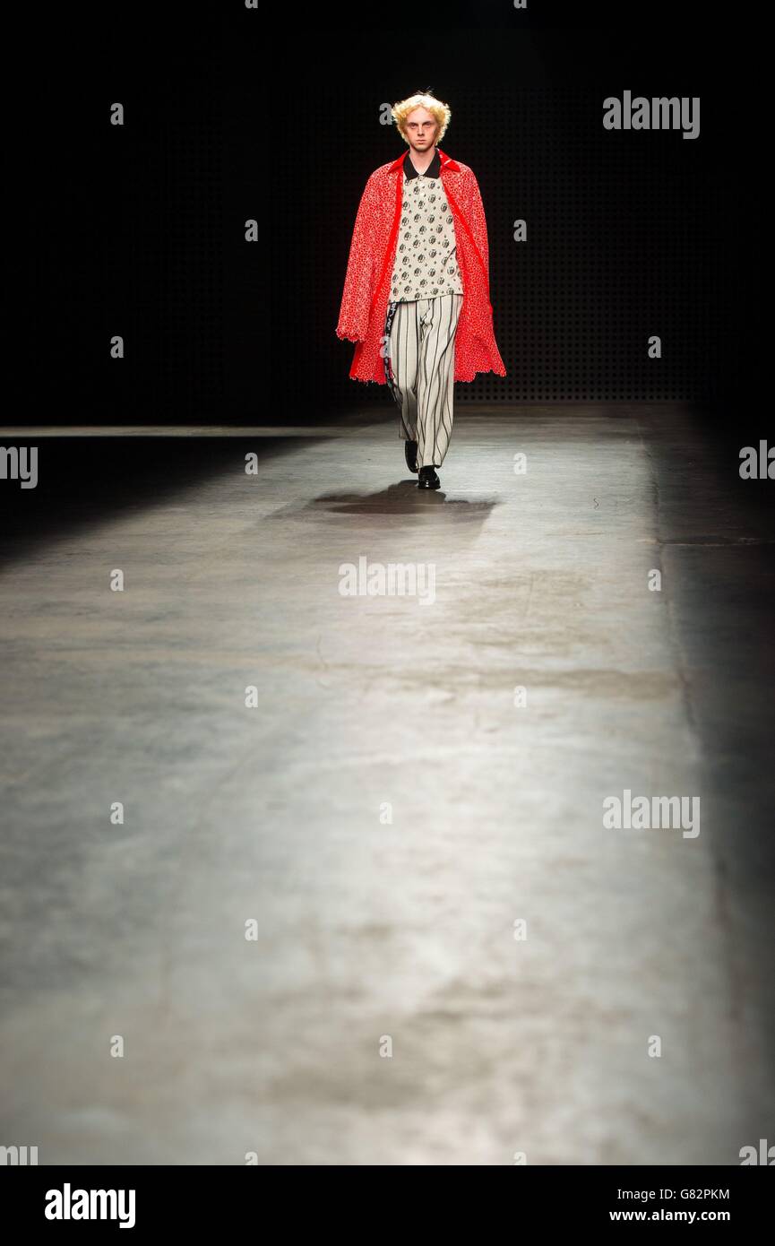 Ein Modell auf dem Laufsteg während der Xander Zhou Laufsteg-Show im Old Sorting Office, London, Teil der London Collections des British Fashion Council: Men 2015. Stockfoto