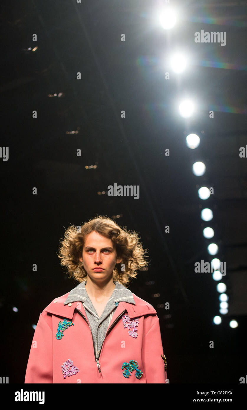 Ein Modell auf dem Laufsteg während der Xander Zhou Laufsteg-Show im Old Sorting Office, London, Teil der London Collections des British Fashion Council: Men 2015. Stockfoto