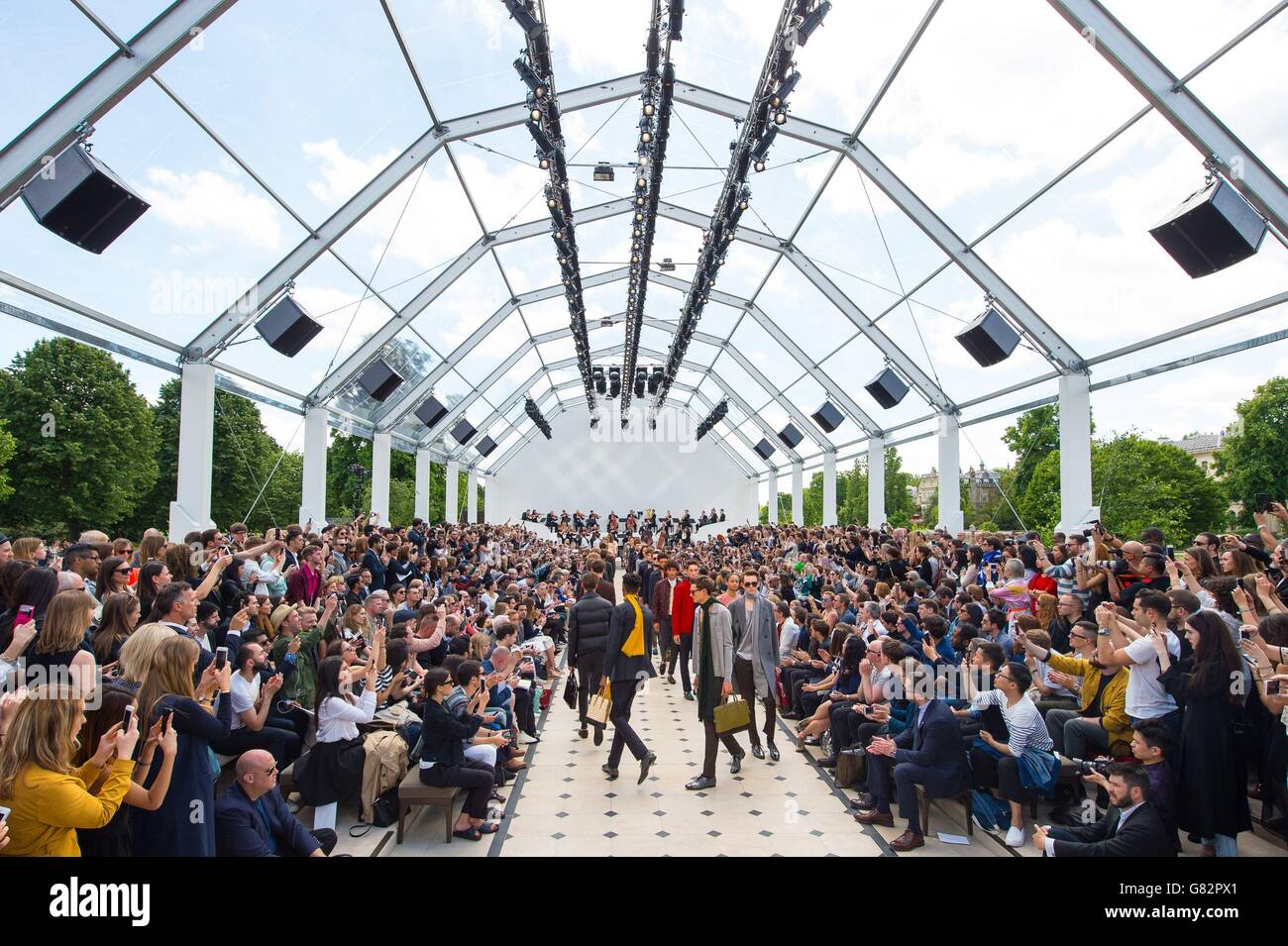 Models auf dem Catwalk während der Burberry Prorsum Catwalk Show in Kensington Gardens, London, Teil der London Collections: Men 2015 des British Fashion Council. Stockfoto