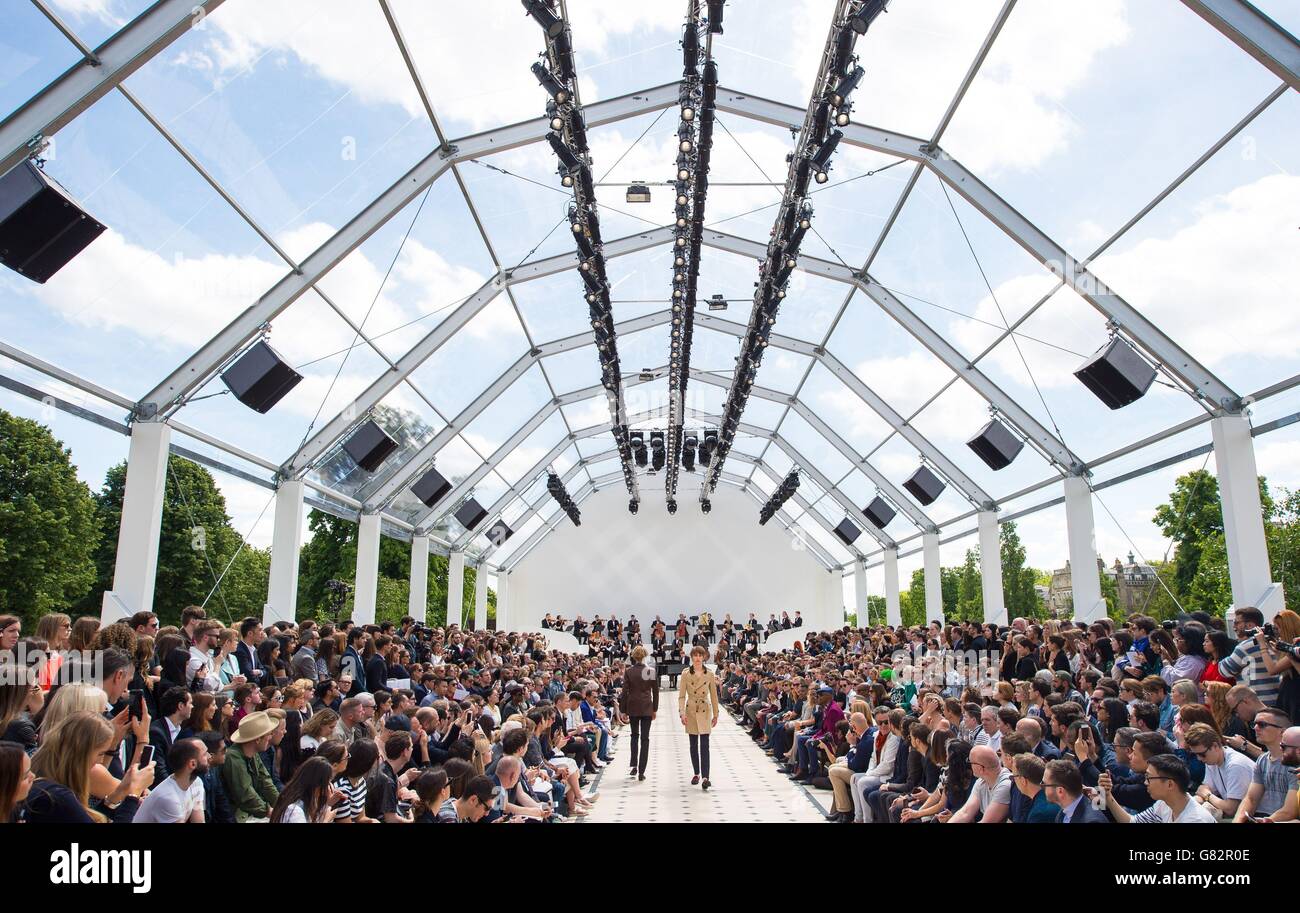 Models auf dem Catwalk während der Burberry Prorsum Catwalk Show in Kensington Gardens, London, Teil der London Collections: Men 2015 des British Fashion Council. Stockfoto