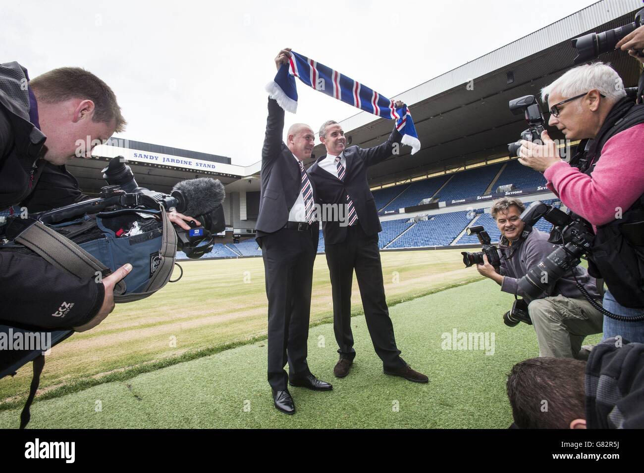 Der neue Rangers Manger Mark Warburton (links) und Assistant Manager David Weir werden im Ibrox-Stadion in Glasgow vorgestellt. Stockfoto