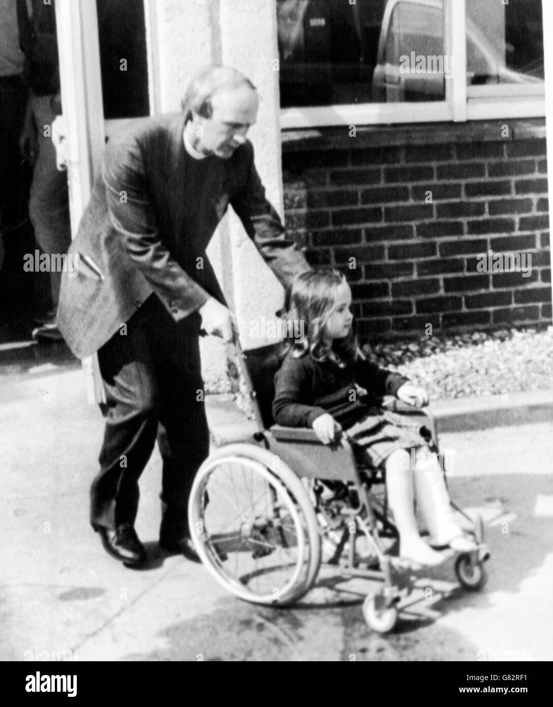 Die vierjährige Joanne Loftus, die einen Beinbruch erlitten hat, ist eine der Überlebenden der British Airtours Boeing 737, die am Flughafen Manchester in Brand gesetzt hat. Stockfoto