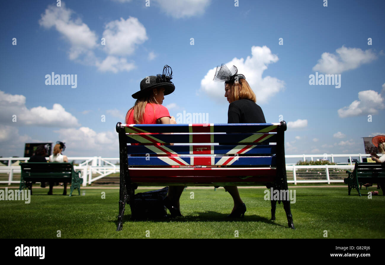 Die Damen nehmen am ersten Tag des Royal Ascot Meeting 2015 auf der Ascot Racecourse, Berkshire, Platz vor dem Rennen. Stockfoto