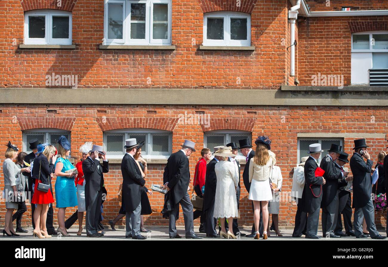 Rennfahrer stehen für den ersten Tag des Royal Ascot Meeting 2015 auf der Ascot Racecourse, Berkshire, Schlange. Stockfoto