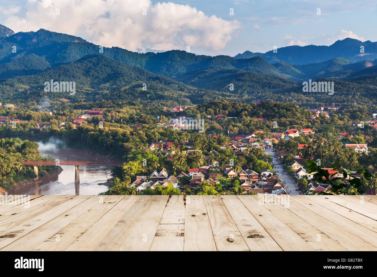 Holztisch mit Aussichtspunkt und Landschaft in Luang Prabang, Laos. Stockfoto