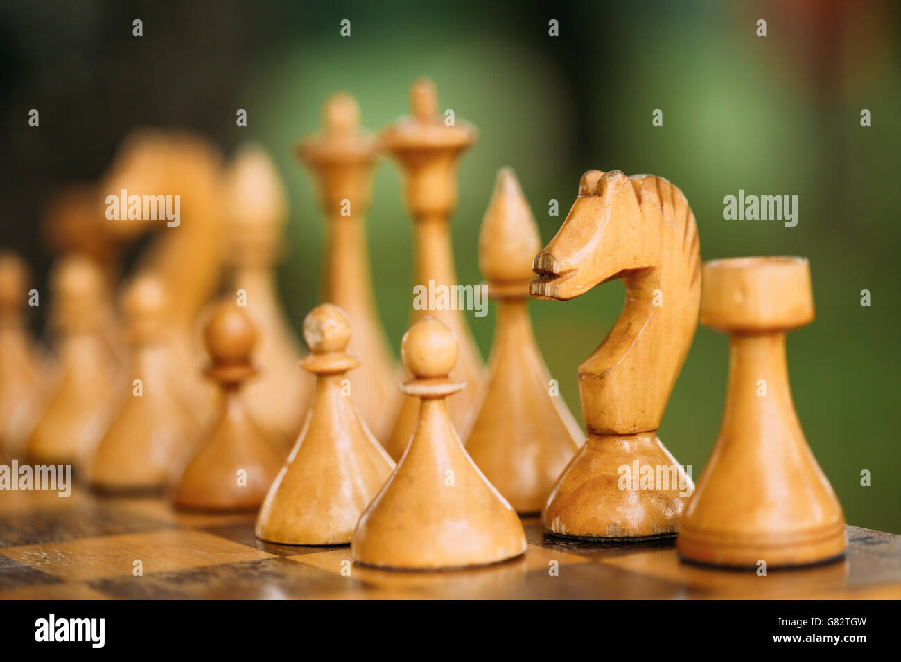 Weiß Vintage alte Schach stehend auf Holz Schachbrett. Stockfoto