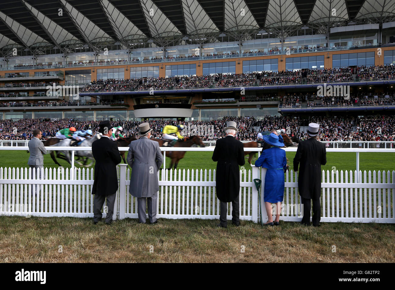 Racegoers beobachten die Action in den Ascot Stakes am ersten Tag des Royal Ascot Meeting 2015 auf der Ascot Racecourse, Berkshire. DRÜCKEN Sie VERBANDSFOTO. Bilddatum: Dienstag, 16. Juni 2015. Siehe PA Story RACING Ascot. Bildnachweis sollte lauten: Steve Parsons/PA Wire. EINSCHRÄNKUNGEN: Nutzung unterliegt Einschränkungen. Keine kommerzielle oder werbliche Nutzung. Keine Privatverkäufe. Weitere Informationen erhalten Sie unter +44 (0)1158 447447 Stockfoto