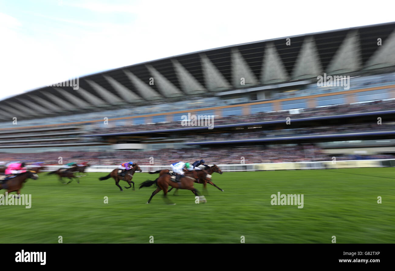 Washington DC unter Ryan Moore (rechts), bevor er am ersten Tag des Royal Ascot Meeting 2015 auf der Ascot Racecourse, Berkshire, die Windsor Castle Stakes gewann. DRÜCKEN SIE VERBANDSFOTO. Bilddatum: Dienstag, 16. Juni 2015. Siehe PA Story RACING Ascot. Bildnachweis sollte lauten: David Davies/PA Wire. Stockfoto