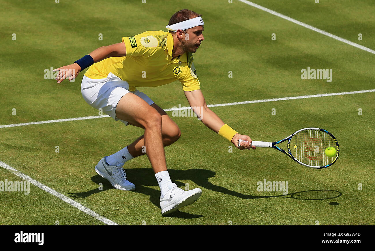 Gilles Muller aus Luxemburg in Aktion am zweiten Tag der AEGON Championships im Queen's Club, London. DRÜCKEN SIE VERBANDSFOTO. Bilddatum: Dienstag, 16. Juni 2015. Siehe PA Geschichte TENNIS Queens. Bildnachweis sollte lauten: Stephen Pond/PA Wire Stockfoto