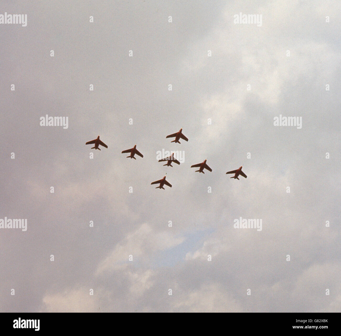 Luftfahrt - Rote Pfeile - Little Rissington, Gloucestershire. Das RAF-Kunstflugteam Red Arrows in Hochgeschwindigkeitsformation in Little Rissington, Gloucestershire. Stockfoto