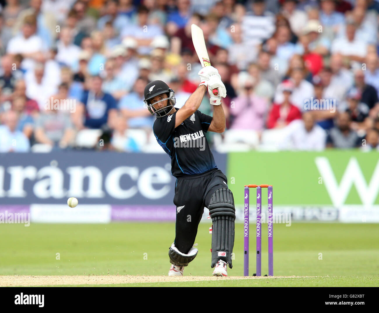 Cricket - Royal London One Day Series - Fourth One Day International - England / Neuseeland - Trent Bridge. Der Neuseeländer Grant Elliott schlägt zu Stockfoto