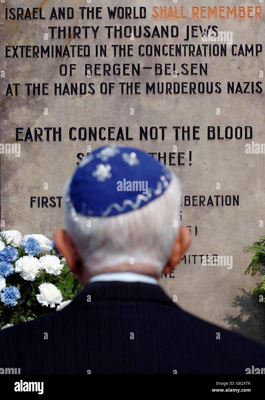 Überlebende, Ex-Militärangehöriger und Studenten an der Gedenkstätte des ehemaligen Konzentrationslagers Bergen-Belsen. Rund 200 Menschen nahmen an einem Gedenkgottesdienst anlässlich des 60. Jahrestages seiner Befreiung durch britische Truppen Teil. Stockfoto