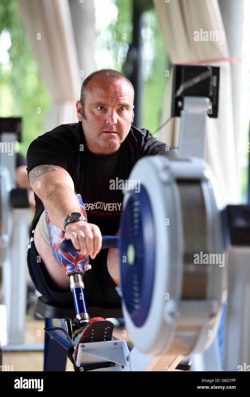 Colour Sergeant Lee Spencer von den Royal Marines nimmt an einer 24-stündigen Ausdauerreihe Teil, während er das erste All-Amputierte-Boot auswählt, das an der Talisker Whisky Atlantic Challenge im River & Rowing Museum in Henley-on-Thames teilnimmt. Stockfoto