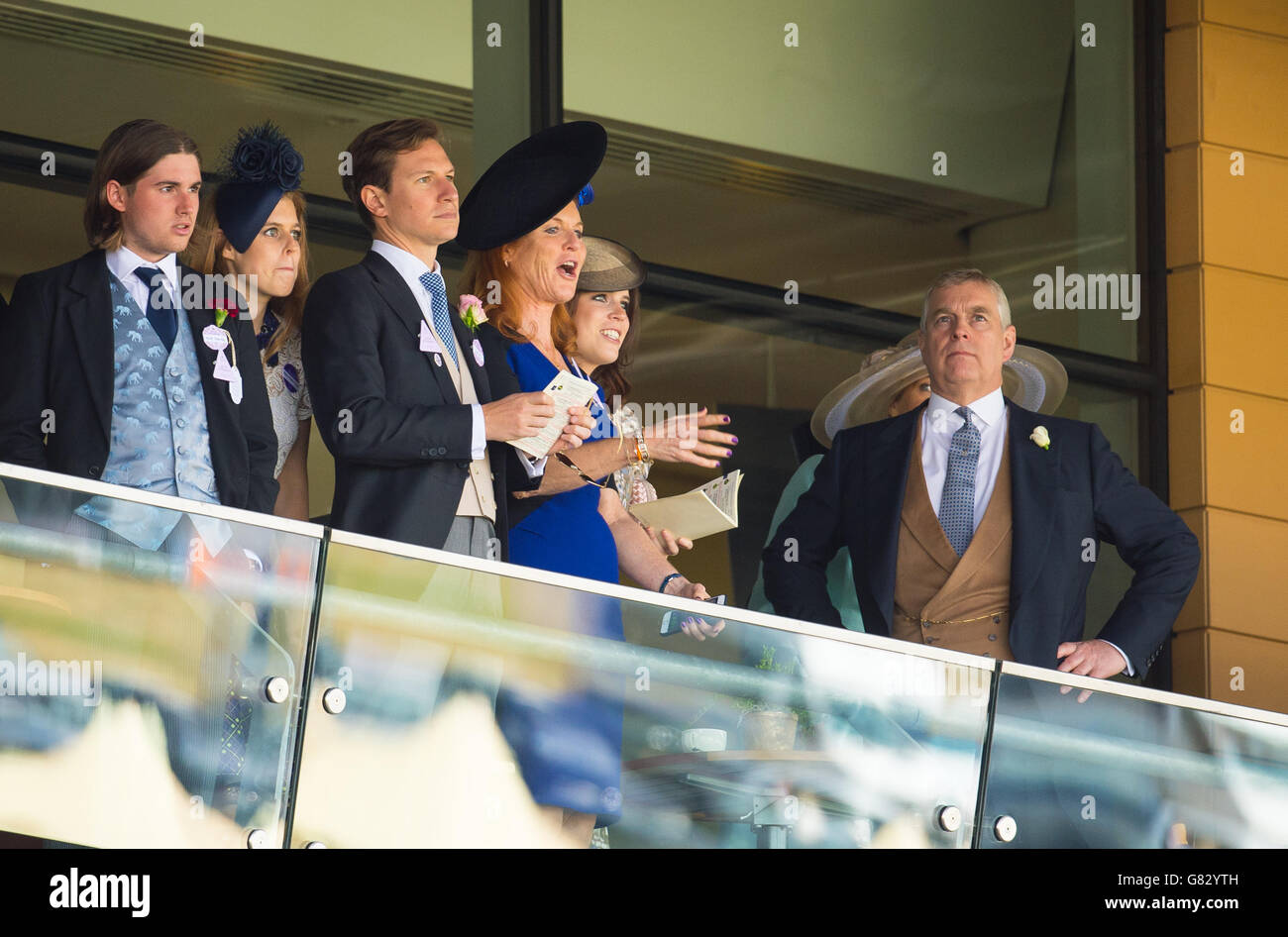 Prinzessin Beatrice von York (zweite links) Sarah Ferguson (Mitte), Prinzessin Eugenie von York (zweite von rechts) und Prinz Andrew, Herzog von York (rechts) am vierten Tag des Royal Ascot Meetings 2015 auf der Ascot Racecourse, Berkshire. Stockfoto