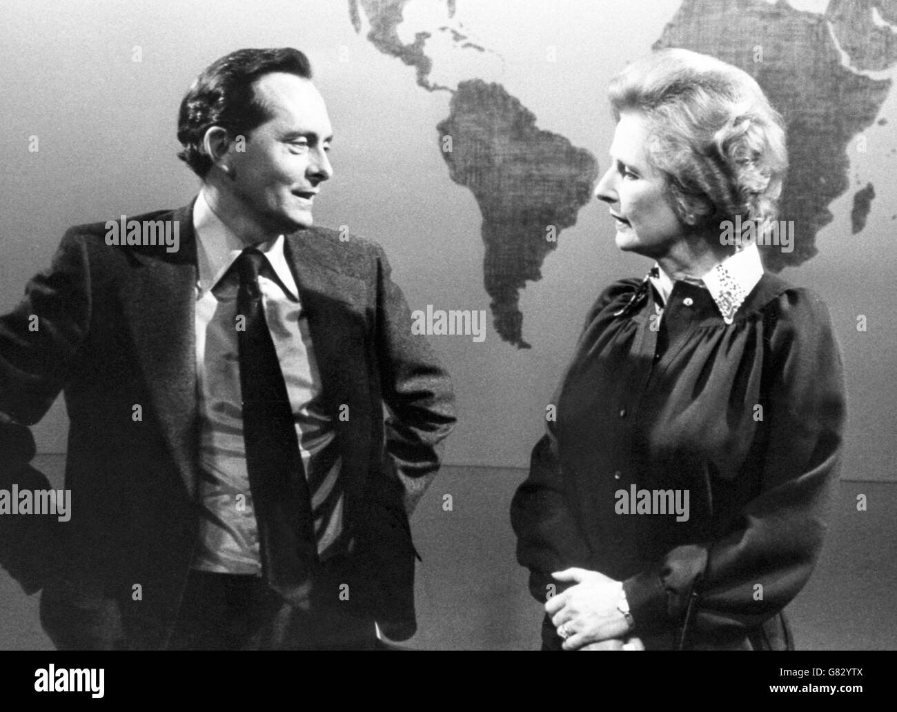 Der ehemalige Labour-Abgeordnete Brian Walden trat zum ersten Mal als Moderator der Londoner Wochenend-Fernsehsendung Weekend World auf, in der er Margaret Thatcher, die Vorsitzende der Konservativen Partei, interviewte. Stockfoto