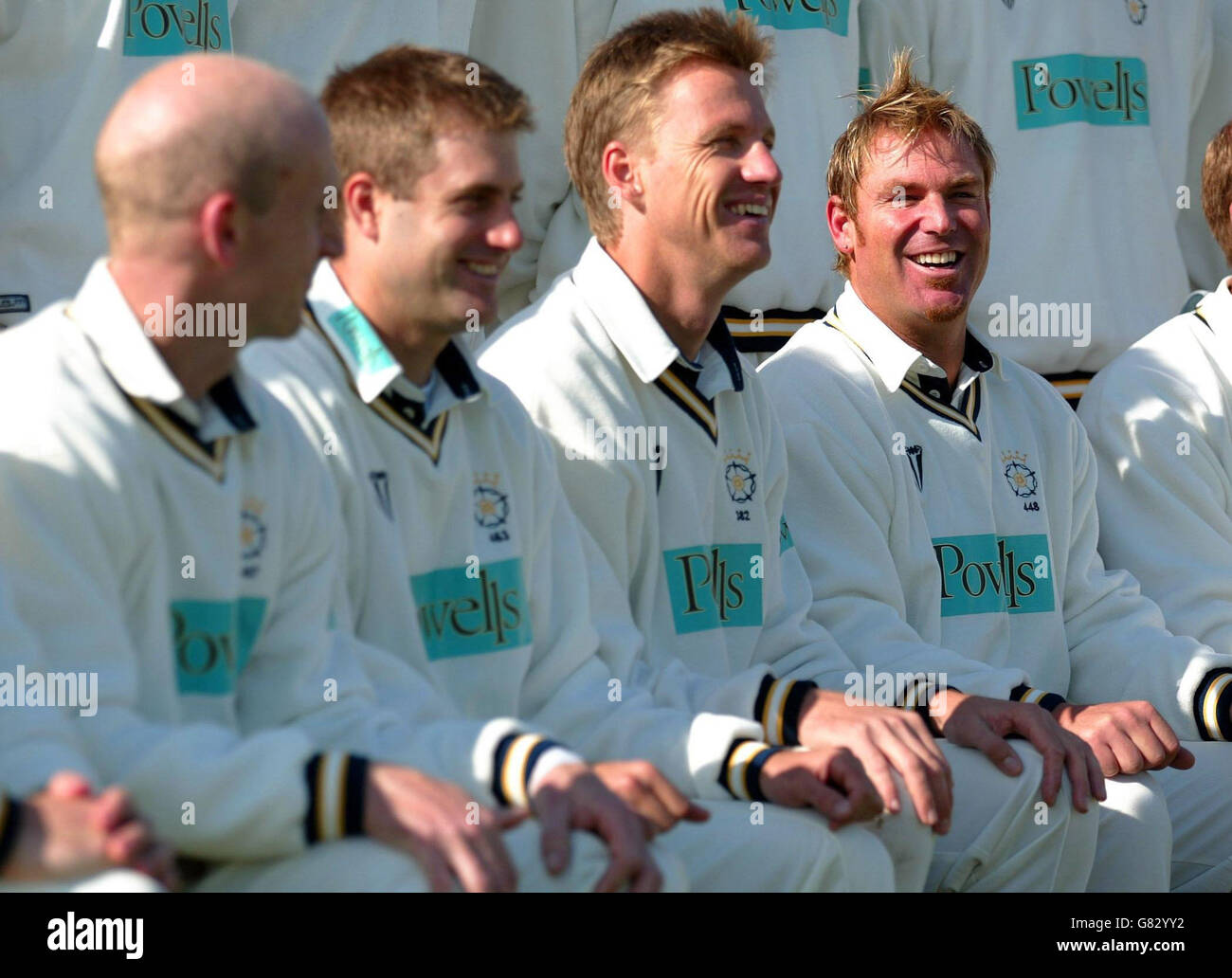 Australischer Spin Bowler und Hampshire Captain Shane Warne (rechts) mit (von links) John Crawley, Simon Katich und Alan Mullally. Stockfoto