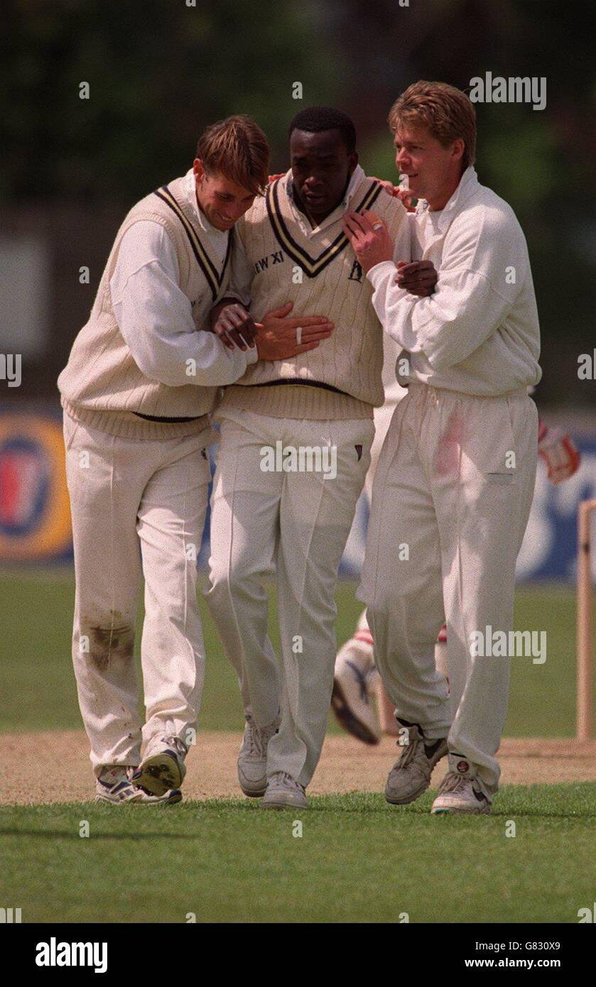 Cricket - Benson und Hedges Cup 1997 - Derbyshire / Warwickshire. Gladstone Small, Warwickshire Stockfoto