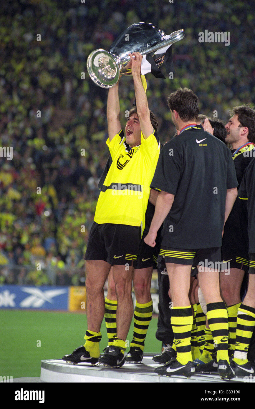 Fußball - UEFA Champions League-Finale - Borussia Dortmund / Juventus. Zwei Torschütze Karl Heinz Riedle von Borussia Dortmund feiert mit dem Cup Stockfoto