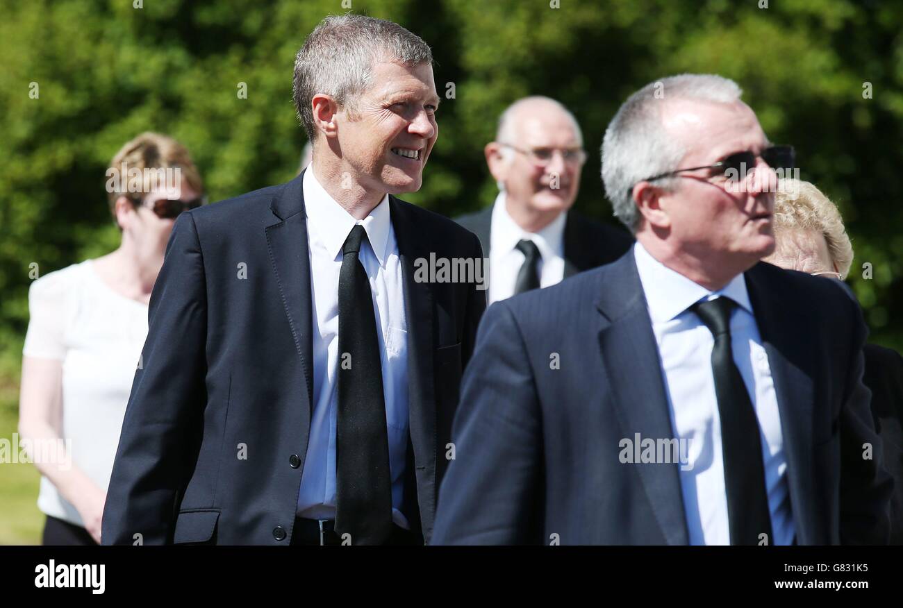 Willie Rennie (links), der Vorsitzende der schottischen Liberaldemokraten, kommt in der evangelischen Kirche St. John in der Nähe von Fort William in Schottland zur Beerdigung des ehemaligen Führers der Liberaldemokraten Charles Kennedy an. Stockfoto
