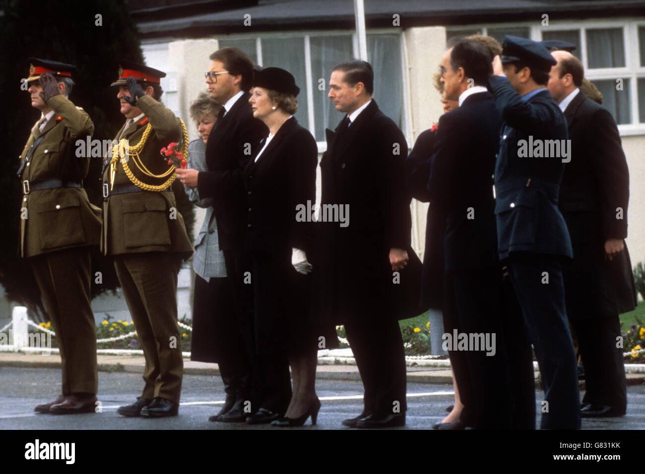 Premierministerin Margaret Thatcher und der Minister der Streitkräfte Ian Stewart stehen auf dem Asphalt der RAF Northolt, um die Särge der Corporals David Howes und Derek Wood zu begrüßen. Stockfoto