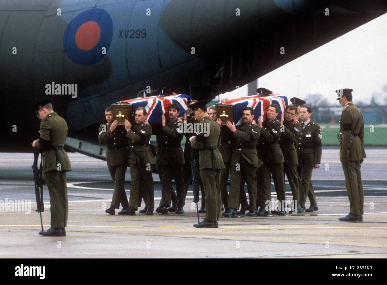 Militär - Rückführung - Royal Signals - Korporale David Howes und Derek Holz - RAF Northolt Stockfoto