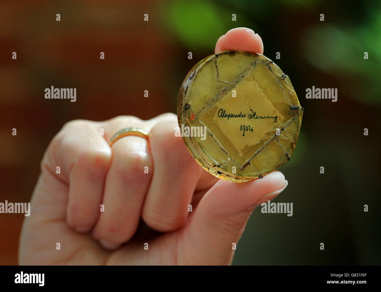 Auktionator Catherine Southon mit einem von Sir Alexander Fleming signierten und mit 1954 datierten Schimmelmuster, das im nächsten Monat versteigert werden soll. Stockfoto
