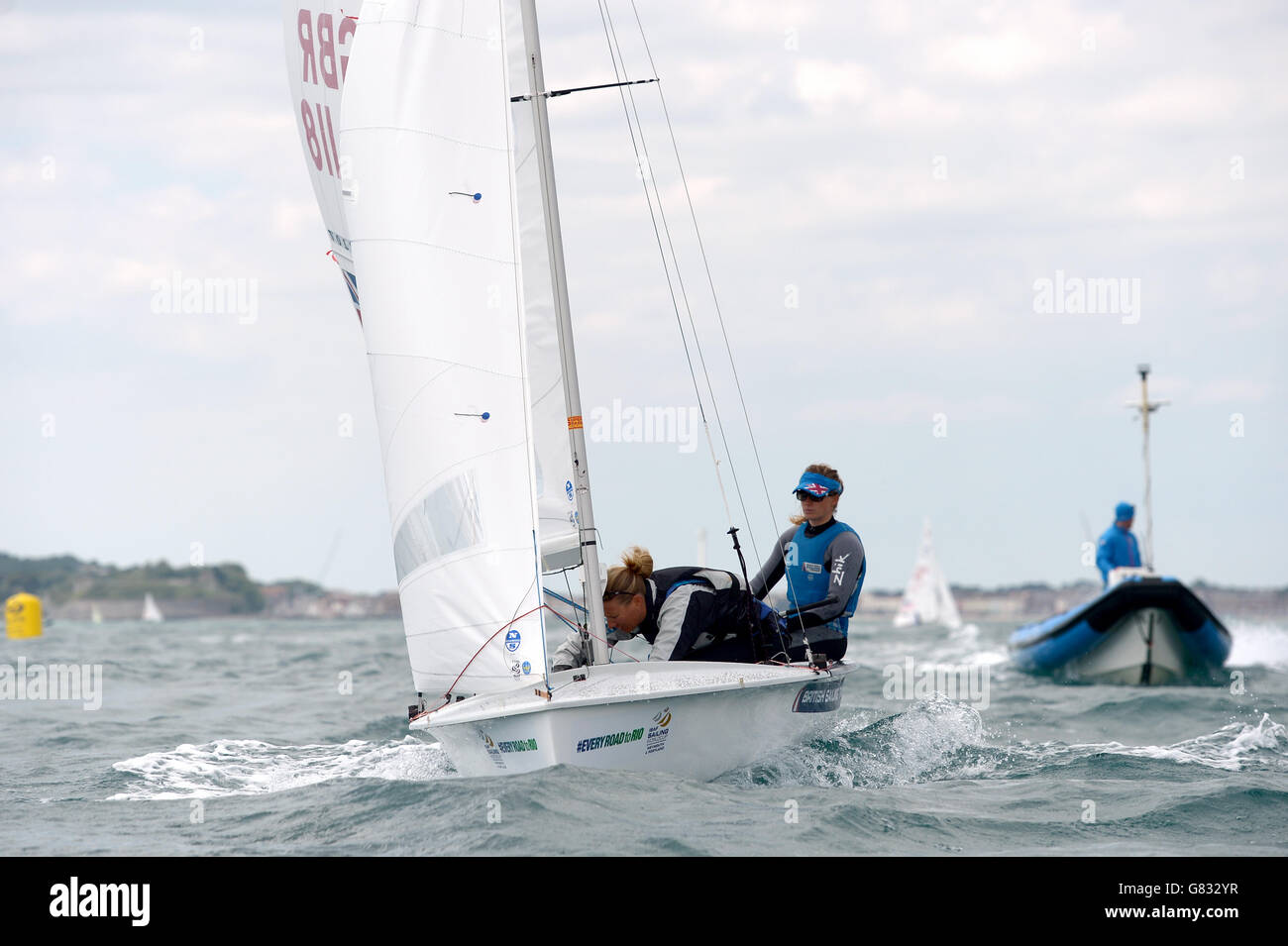 Segeln - ISAF Sailing World Cup - Tag 1 - Weymouth und Portland. Die Briten Hannah Mills und Saskia Clark in Aktion beim Damenrennen der Klasse 470 Stockfoto