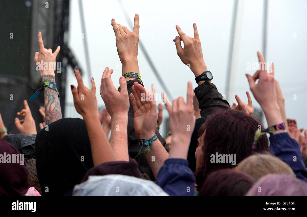 Hände hoch in die Luft am Tag 2 des Download Festivals am 13. Juni 2015 in Donnington Park, Großbritannien Stockfoto