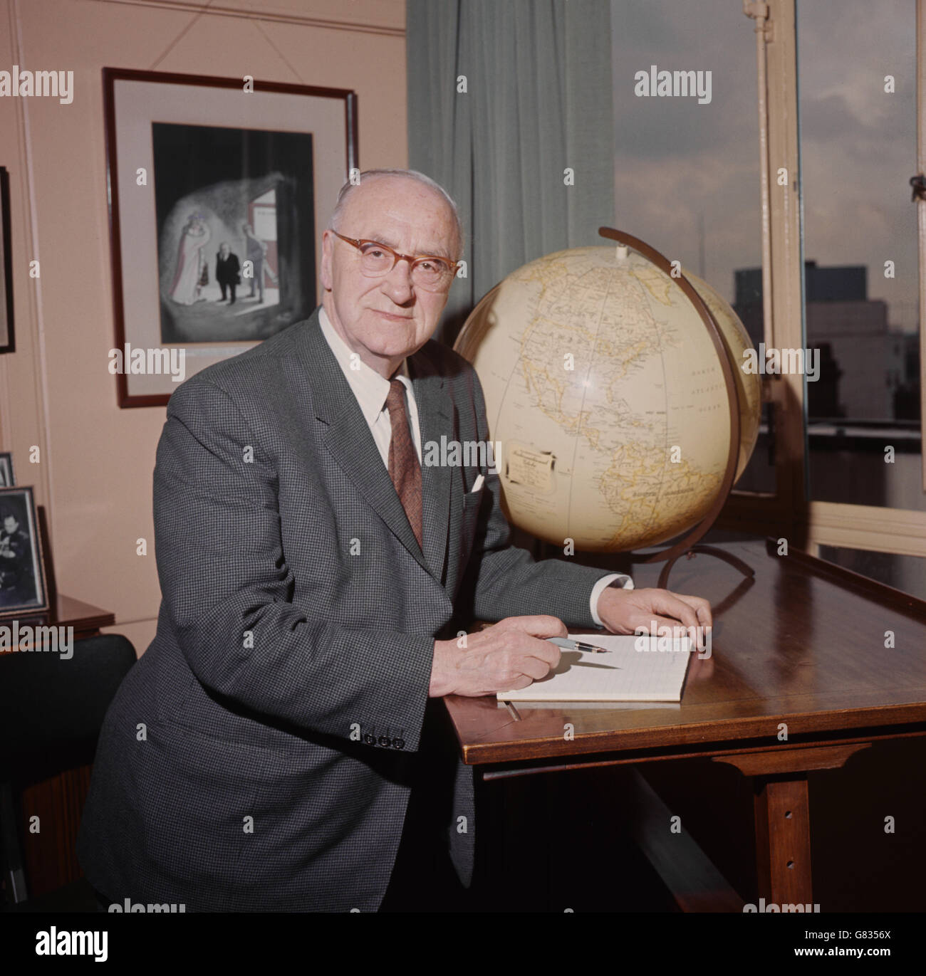 John Gordon vom Sunday Express, abgebildet in seinem Büro in der Fleet Street. Stockfoto