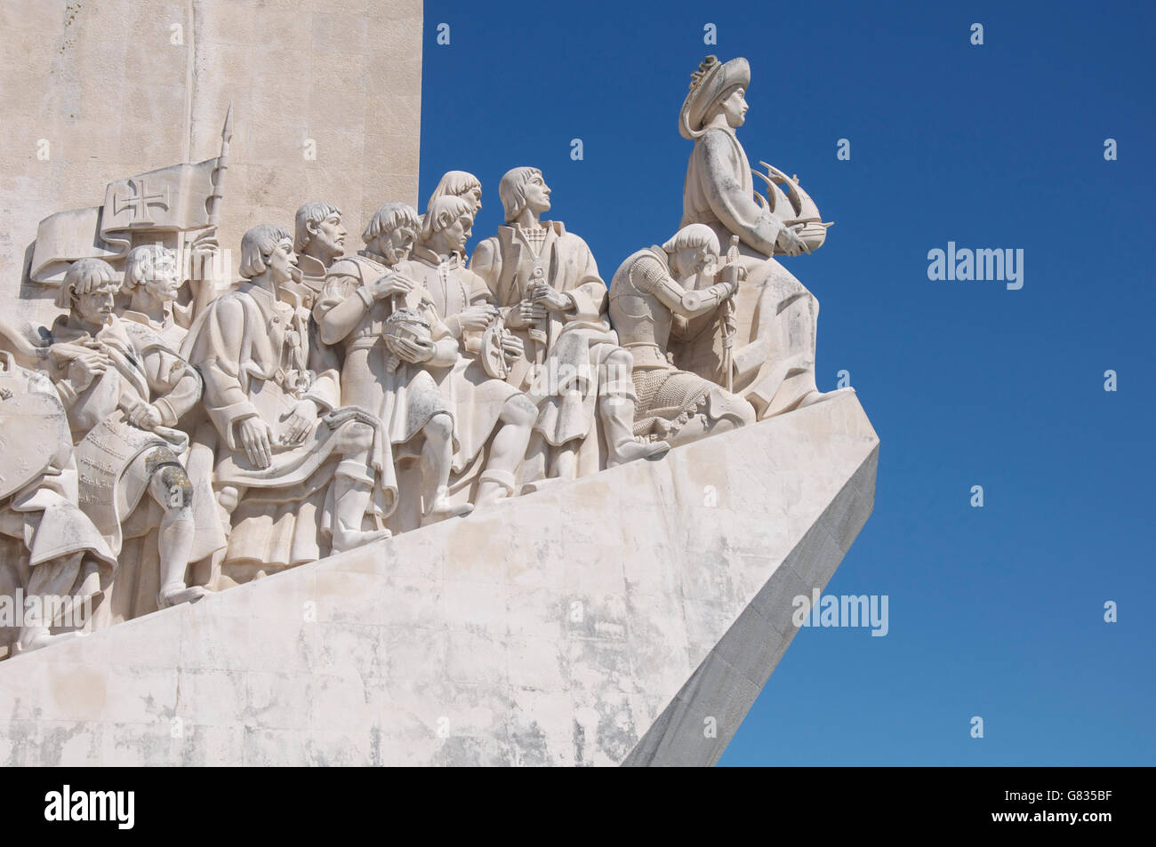 Denkmäler. Das Denkmal der Entdeckungen in Belém feiert die großen Helden der portugiesischen Zeitalter der Erforschung und Entdeckung. Lissabon, Portugal. Stockfoto