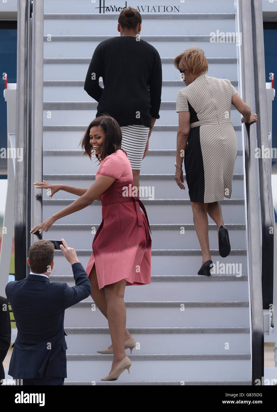 US-Botschafter in London Matthew Barzun fotografiert US-First Lady Michelle Obama, als sie nach einem dreitägigen Besuch im Land vom Stansted Airport in Essex abreist. Stockfoto
