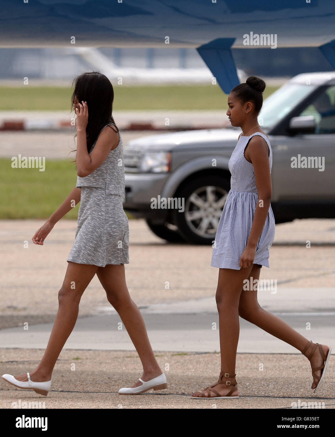 Sasha (rechts) und Malia Obama verlassen den Flughafen Stansted, Essex, nach einem dreitägigen Besuch im Land mit ihrer Mutter, US First Lady Michelle Obama. Stockfoto