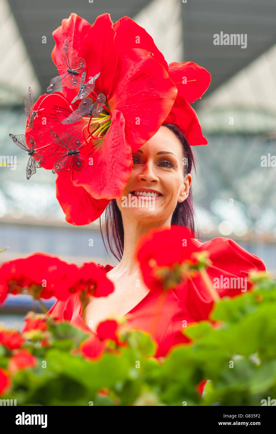 Rennegoer Chelsey Baker trägt am zweiten Tag des Royal Ascot Meeting 2015 auf der Ascot Racecourse, Berkshire, einen roten Blumenhut. DRÜCKEN SIE VERBANDSFOTO. Bilddatum: Mittwoch, 17. Juni 2015. Siehe PA Story RACING Ascot. Der Bildnachweis sollte lauten: Dominic Lipinski/PA Wire. Stockfoto