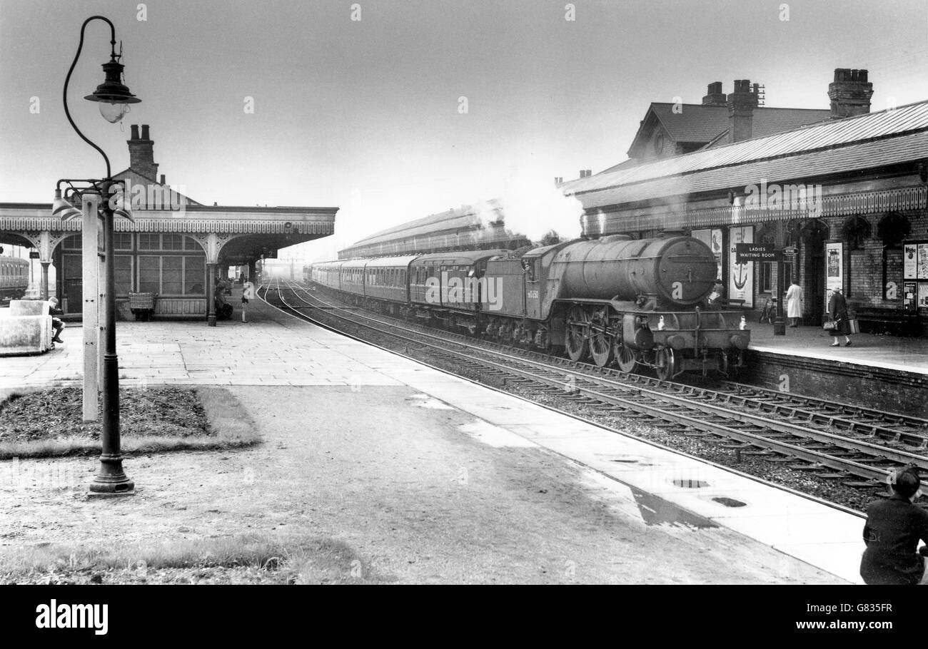 Die niedrige Überdachung Gebäude von Retford Station auf der East Coast Main Line ist Wirt zu Gresley V2 Klasse 2-6-2 No.60850. Stockfoto