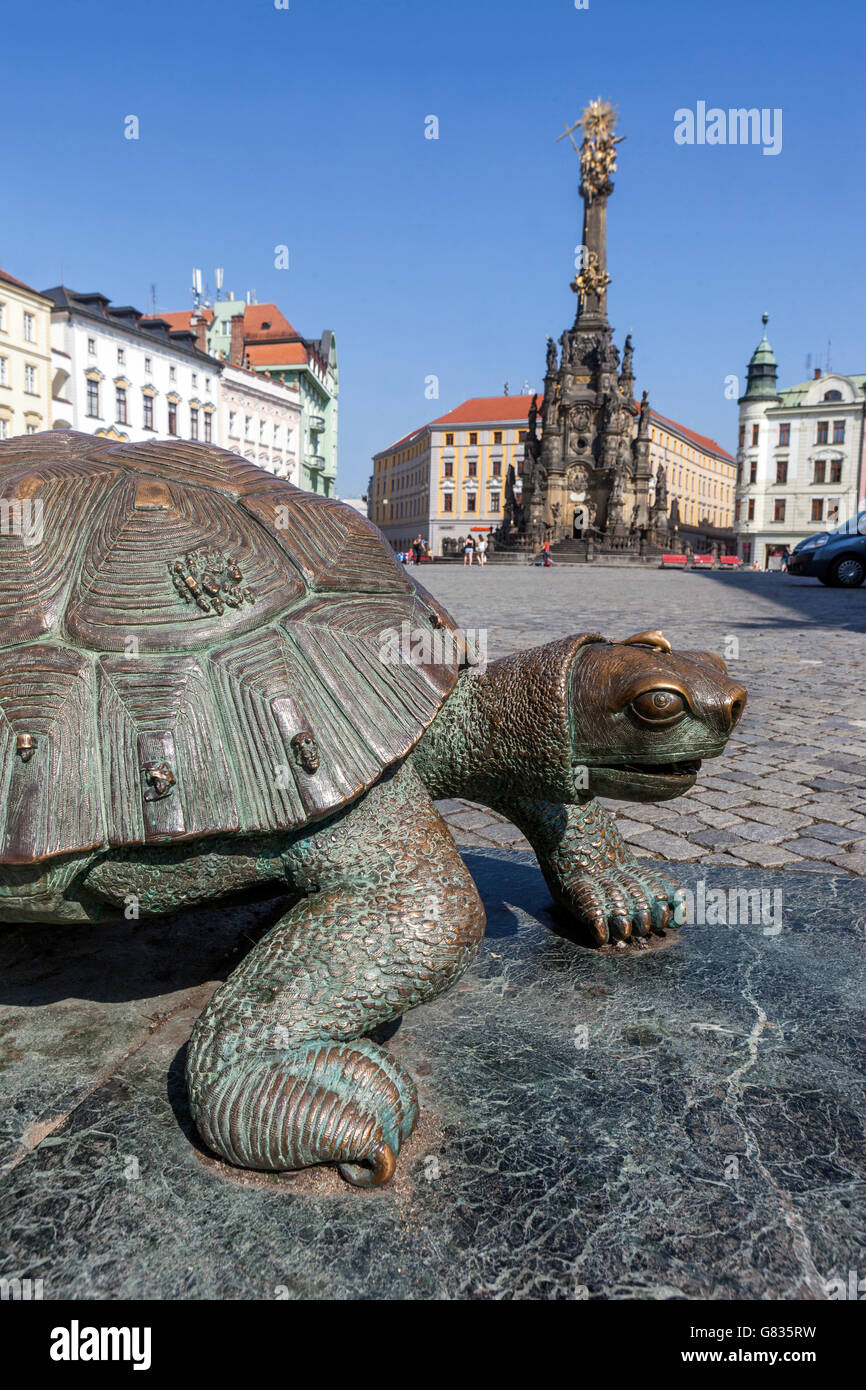 Statue Schildkröte Skulptur auf dem Hauptplatz Horni namesti Hintergrund Heilige Dreifaltigkeitssäule Olomouc Tschechische Republik Europa Stockfoto