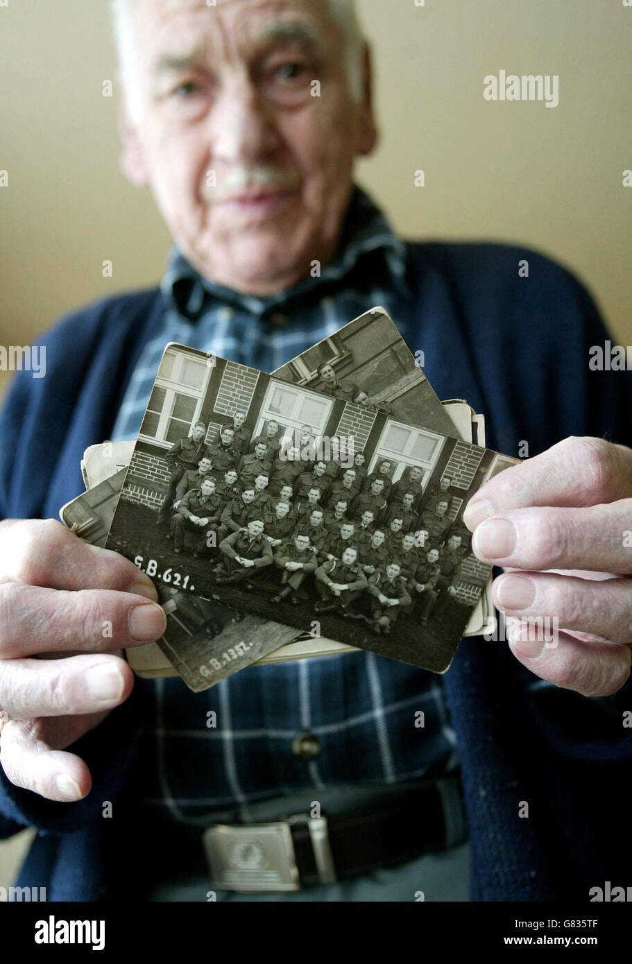 Walter Pearce aus Eastbourne Sussex, ehemaliger Lance Corporal im 2. 7. Königinnen Royal Regiment & 24. London und Kriegsgefangener in den Stalag Camps während des Zweiten Weltkriegs. Stockfoto