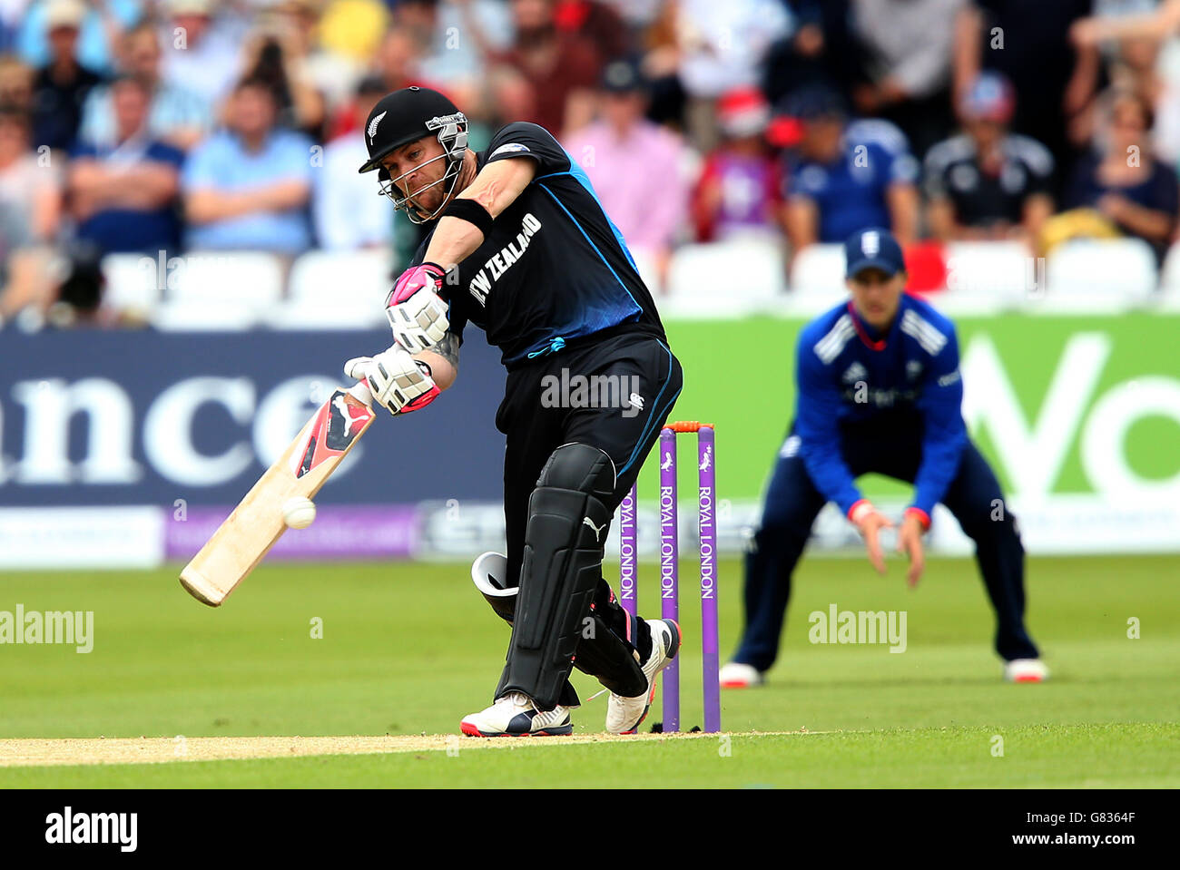 Cricket - Royal London One Day Series - Fourth One Day International - England / Neuseeland - Trent Bridge. Der Neuseeländer Brendon McCullum schlägt zu Stockfoto