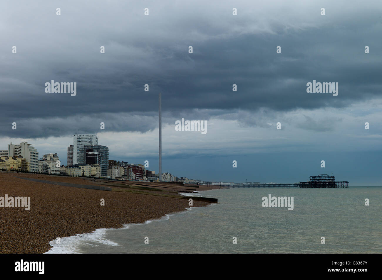 Brighton Seafront und i360 Aussichtsturm unter dramatischen Dunkelwolke Stockfoto