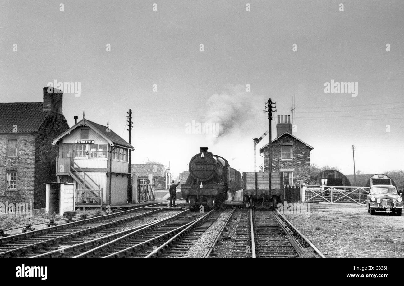 Der Zug ist ein Klasse B gezogen von einer Gresley O2 Klasse 2-8-0. c1960 Stockfoto