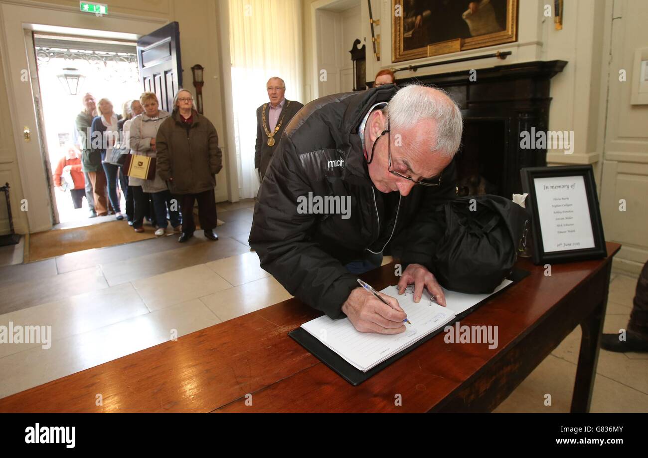 Mitglieder der Öffentlichkeit unterschreiben im Mansion House in Dublin ein Kondolenzbuch für die Toten des Berkeley-Balkoneinsturzes. Stockfoto