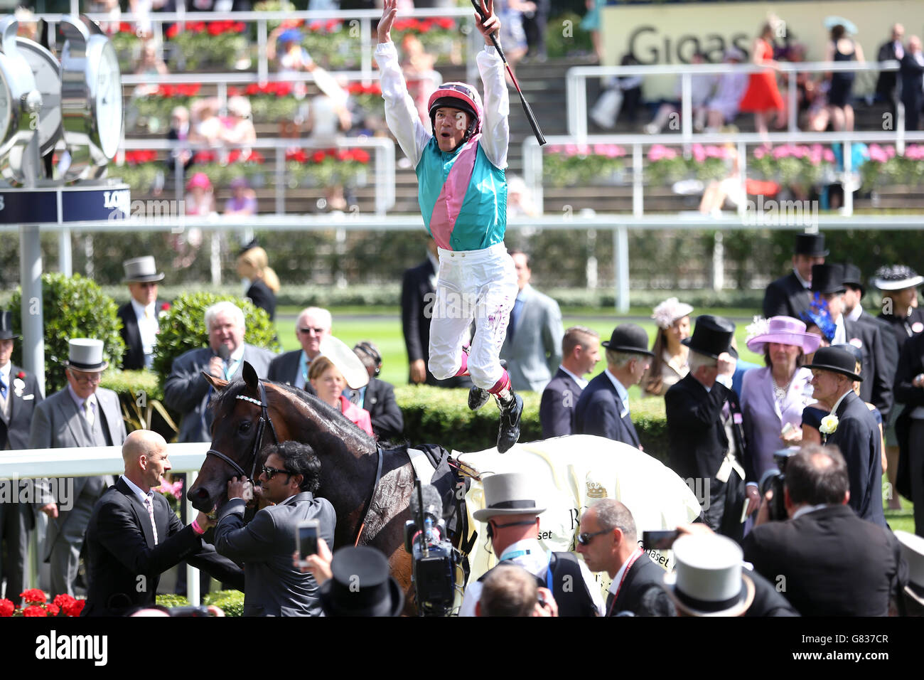 Frankie Dettori feiert mit einem Sprung aus Time Test nach dem Gewinn der Tercentary Stakes (ehemals Hampton Court Stakes) während des Ladies Day, am dritten Tag des Royal Ascot Meetings 2015 auf der Ascot Racecourse, Berkshire. Stockfoto