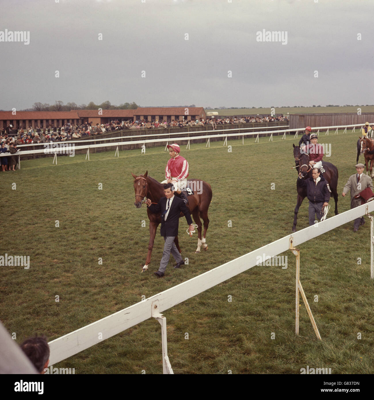 Raket II (D. Keith Up, Nr. 9) führender Dorfplatz (W. Pyers) bei der Guineas-Parade 2,000 in Newmarket. Stockfoto