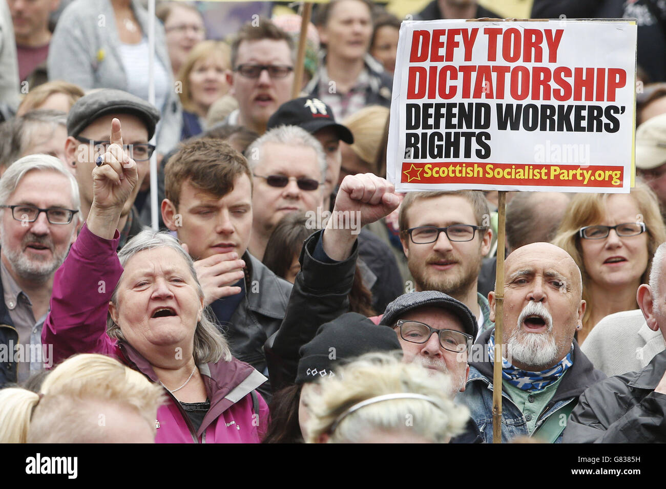 Demonstranten bei der Scotland United gegen Austeritätskundgebung im George Square, Glasgow statt. Stockfoto