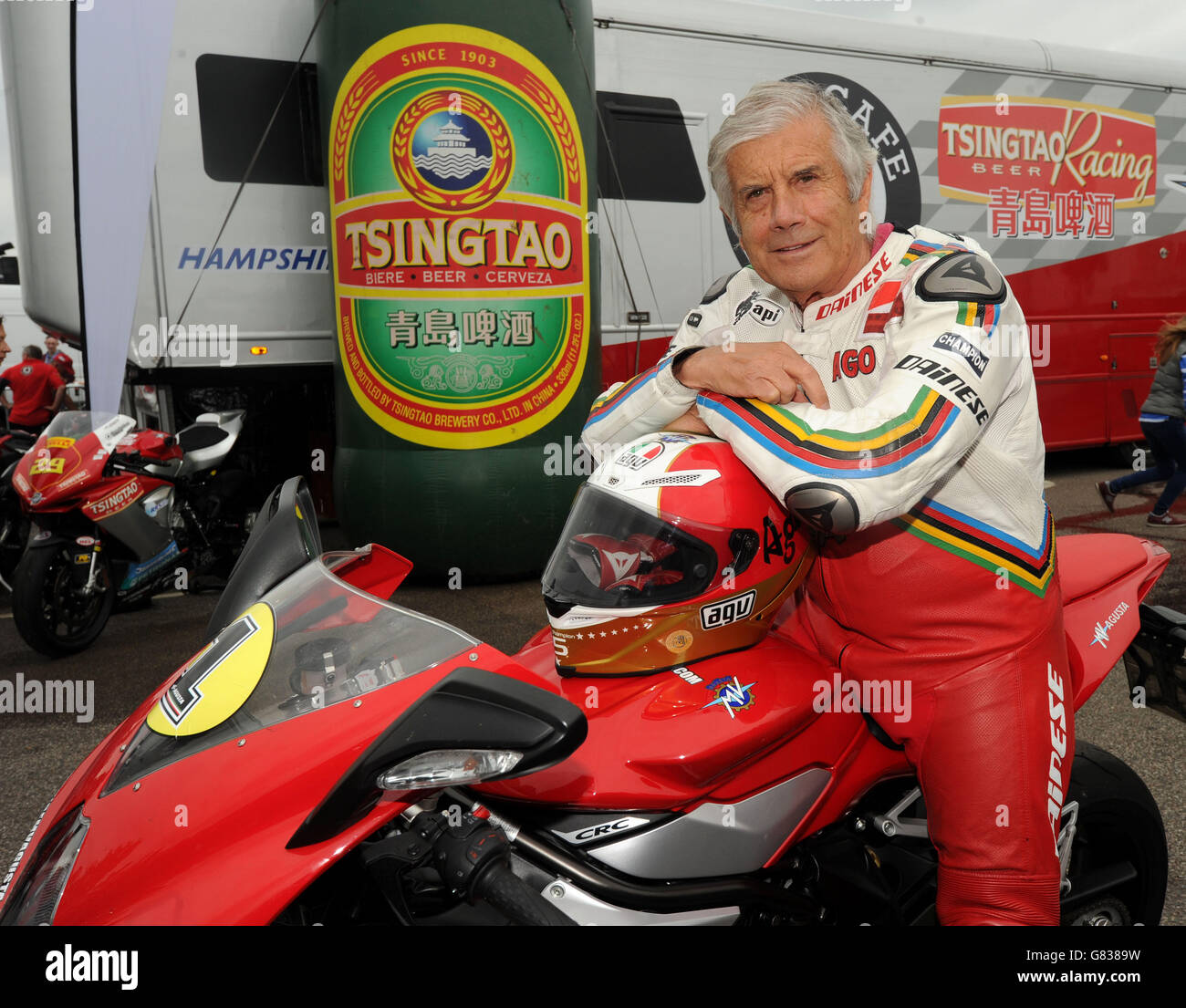 Weltmeister Motorradrennfahrer Giacomo Agostini unterstützt das Tsingtao MV Agusta Rennteam während der britischen Superbike-Serie auf dem Snetterton Circuit, Norwich, Norfolk. Stockfoto