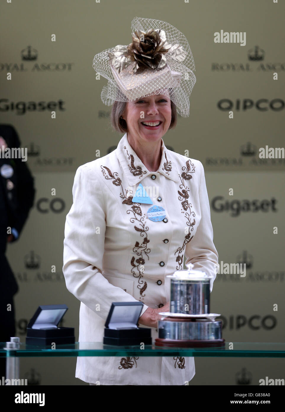 Trophäenmoderatorin für das Wolferton Handicap Stakes Jenny Agutter am fünften Tag des Royal Ascot Meeting 2015 auf der Ascot Racecourse, Berkshire. DRÜCKEN SIE VERBANDSFOTO. Bilddatum: Samstag, 20. Juni 2015. Siehe PA Story RACING Ascot. Bildnachweis sollte lauten: David Davies/PA Wire. Stockfoto