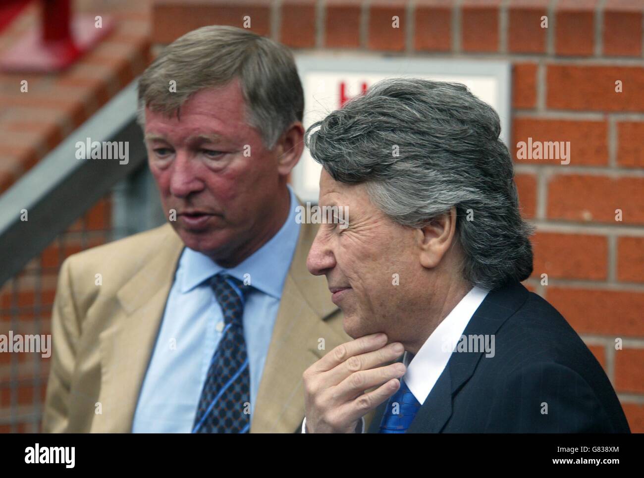 photo Pini Zahavi Wife https www alamy de stockfoto rio ferdinands agent pinhas pini zahavi bei seinem kunden in manchester united unterzeichnet mit manchester united manager sir alex ferguson 108252332 html